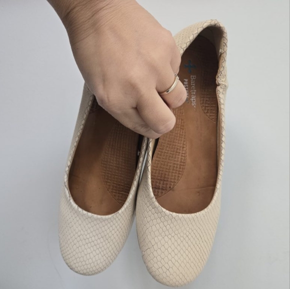 BARETRAPS POSTURE Women's Cream Ballet Flats - Picture 2 of 10
